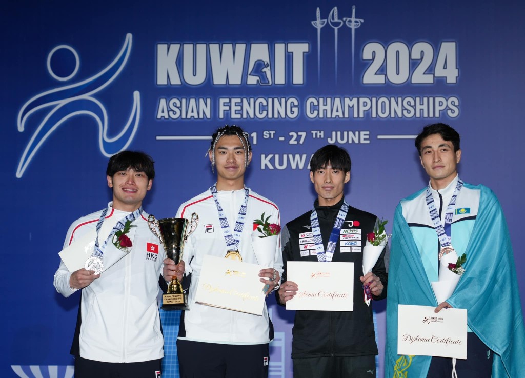 男子重剑颁奖礼上，首度有两位港将 - 冠军的何玮桁(左二)及亚军的吴浩天(左一)踏上颁奖台。FIE FB 图