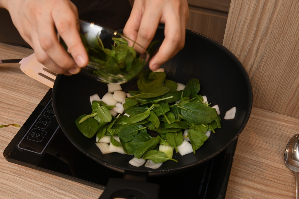 Step 5: 加BB菠菜葉、鹽及糖炒勻。 Add the baby spinach, salt and sugar, stir well.