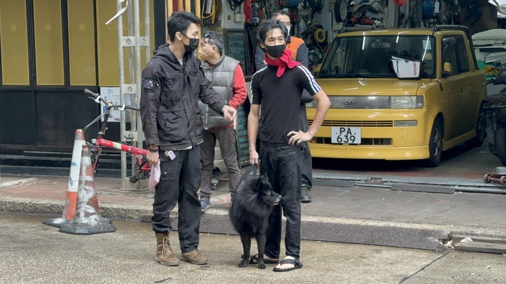 起火單位男住客（圖右）帶同愛犬逃離火場。劉漢權攝