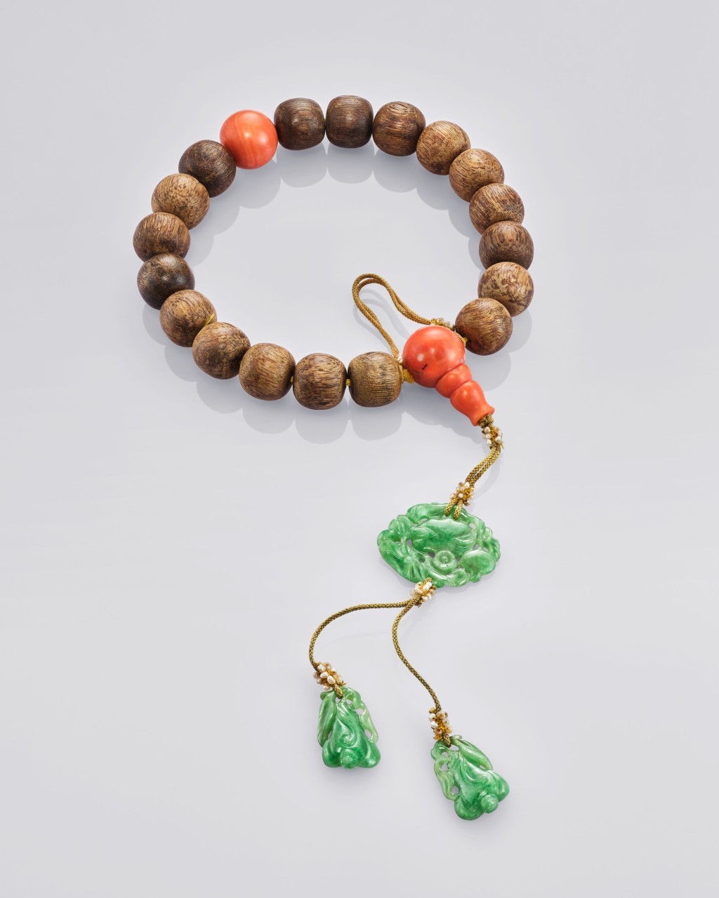 珊瑚、翡翠、珍珠及伽南香十八子手串。（清代1644－1911年）