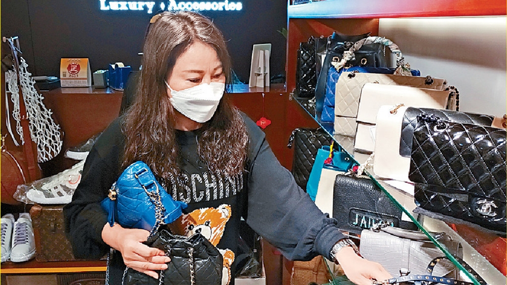 經營二手名牌貨品買賣的May姐指,網上放售名貴產品隨時得不償失。