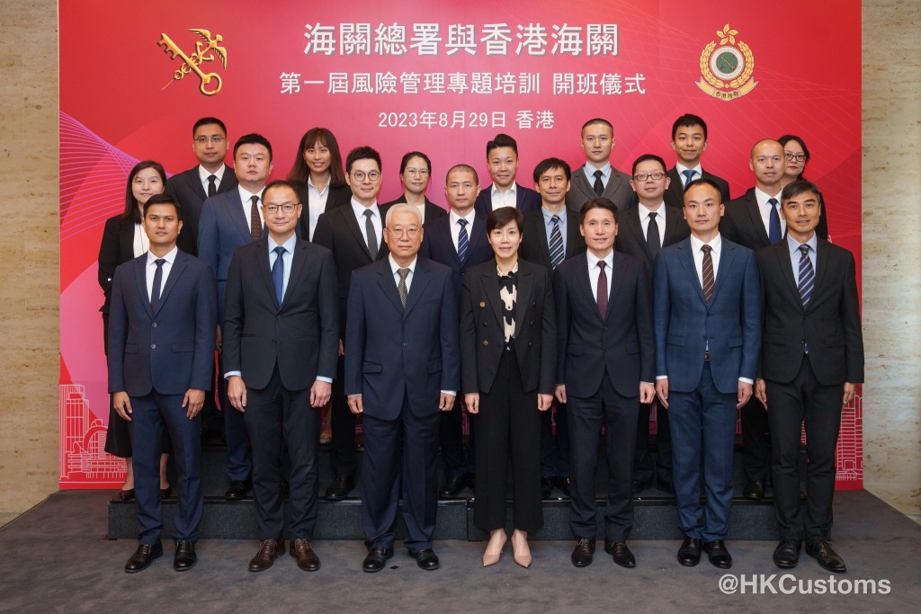 内地海关总署风险管理司副司长乔进明（前排左三），在8月28日至9月8日到访本港，参加由香港海关举办的「第一届风险管理专题培训」。香港海关FB