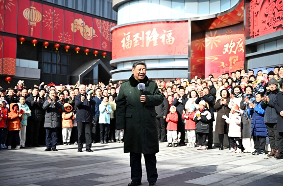 習近平總書記向全國各族人民拜年。 新華社