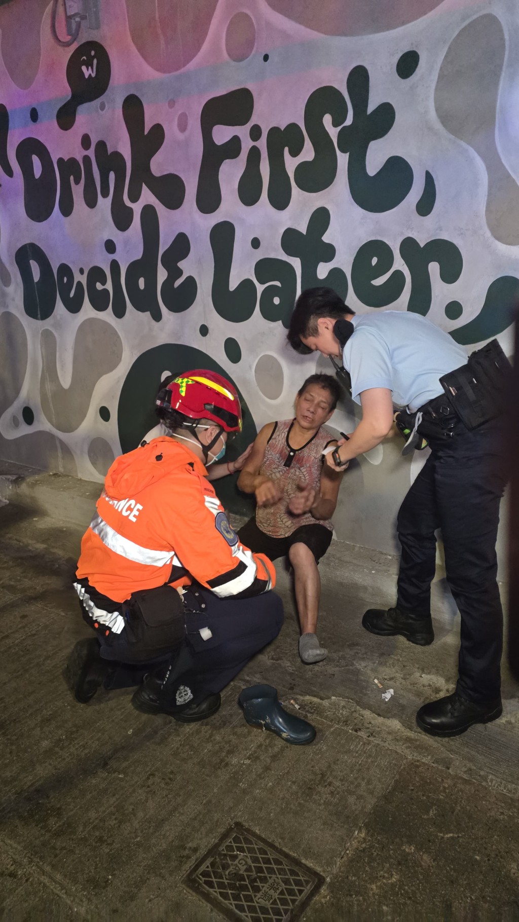 死者妻子在火警發生後情緒崩潰,得悉噩耗後當場痛哭。 死者妻子在火警發生後情緒崩潰,得悉噩耗後當場痛哭。
