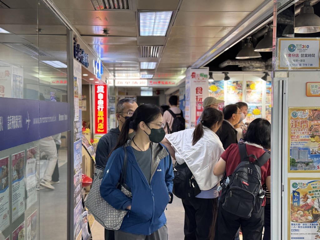 旺角一帶旅行社人流不俗。 旺角一帶旅行社人流不俗。