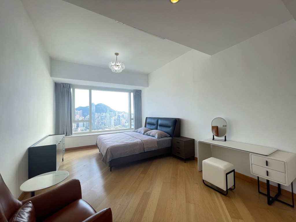 房间犹如酒店式设计，齐备休息、办公空间。
