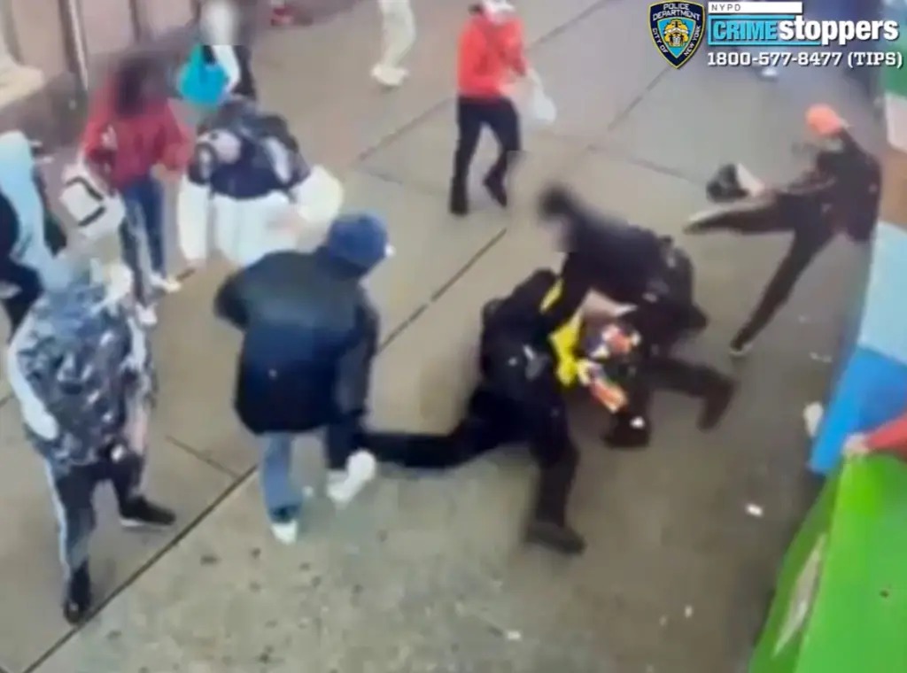 疑犯在時代廣場襲擊兩名警察。網上圖片