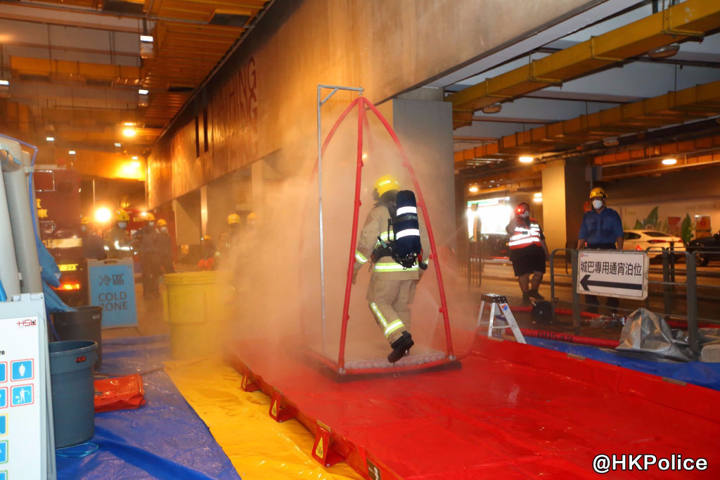 今年7月，警務處聯同消防處及港鐵公司，於凌晨時分舉行代號「天琴」的跨部門化生輻核反恐演習。(警方圖片)