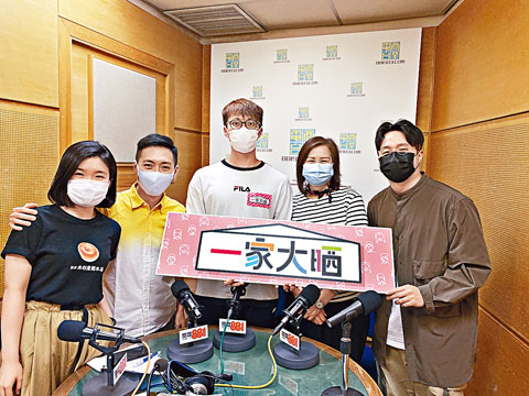 ■坤哥(中)帶埋媽媽(右二)上電台受訪。