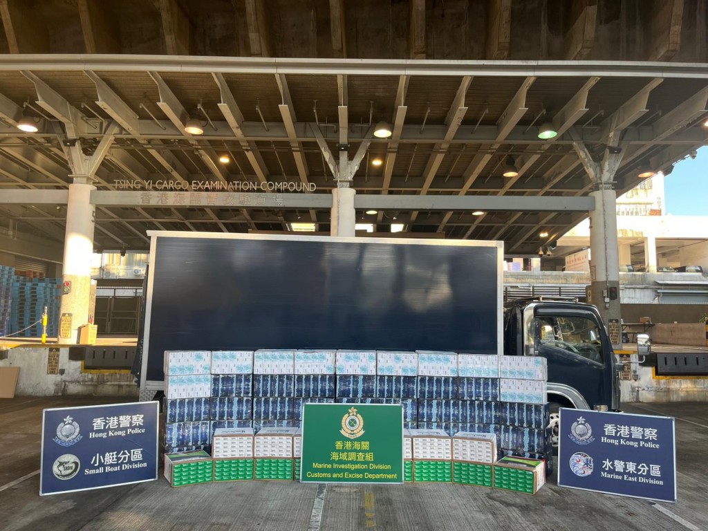 水警聯同海關檢獲71箱懷疑私煙，估計市值約440萬元。警方圖片