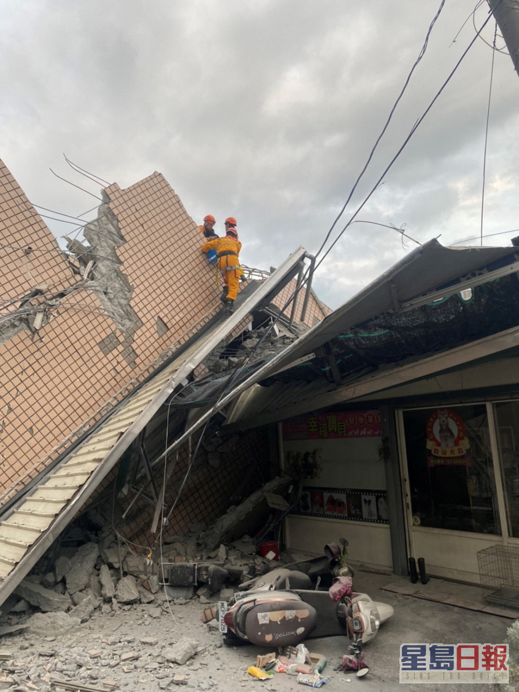 台灣多地有建築物損毀，災情嚴重。AP