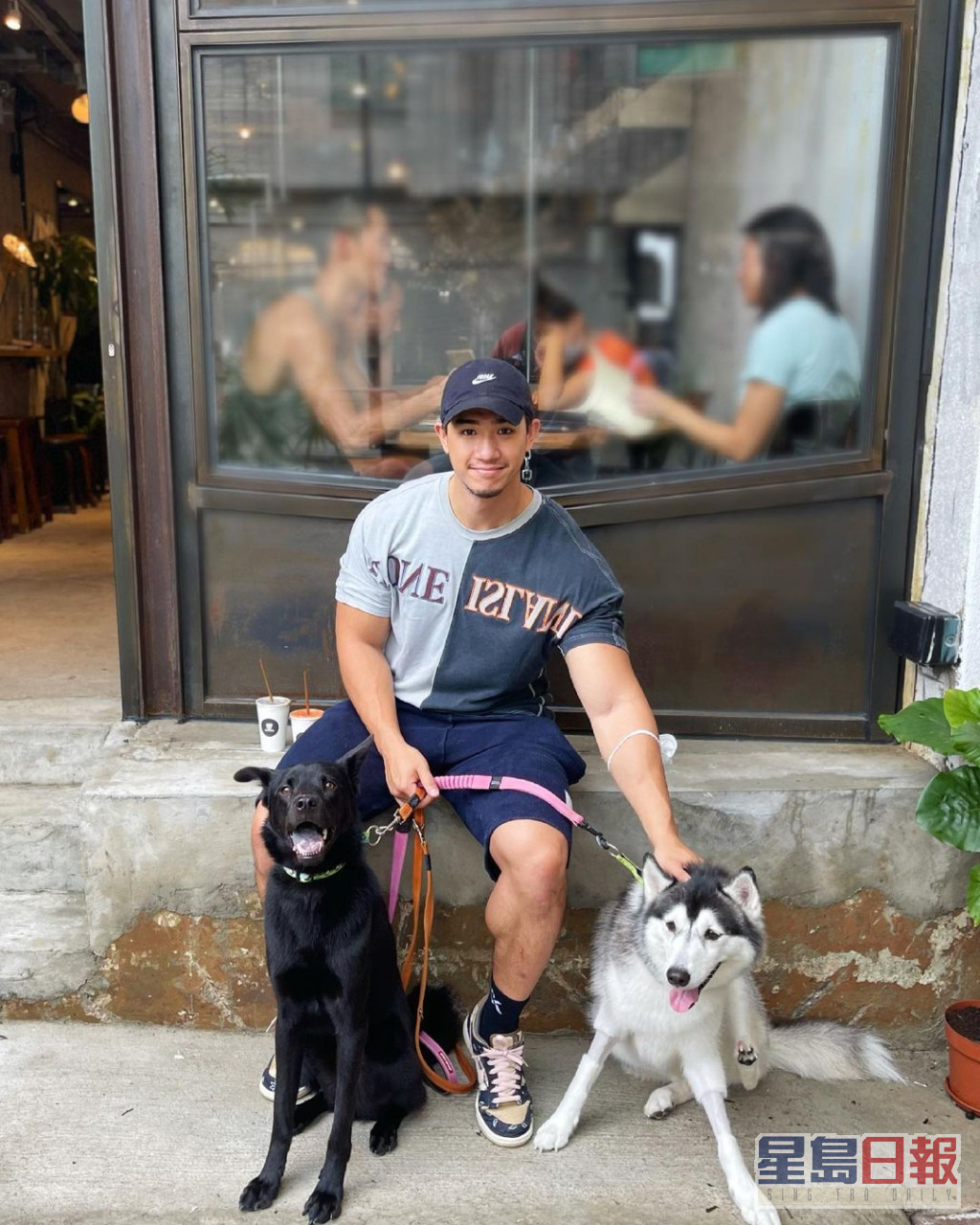 胡智同经常跟家中爱犬合照。