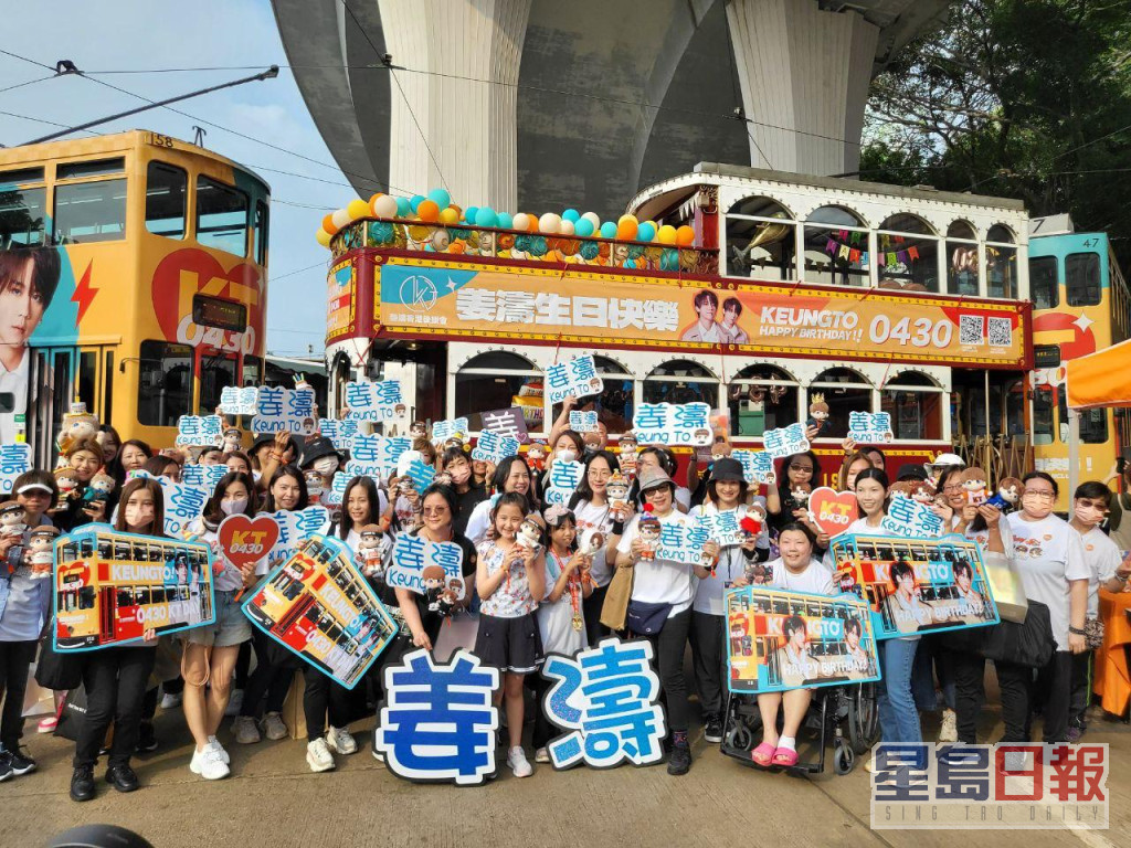 50名幸运姜糖获邀搭首航的姜涛电车。