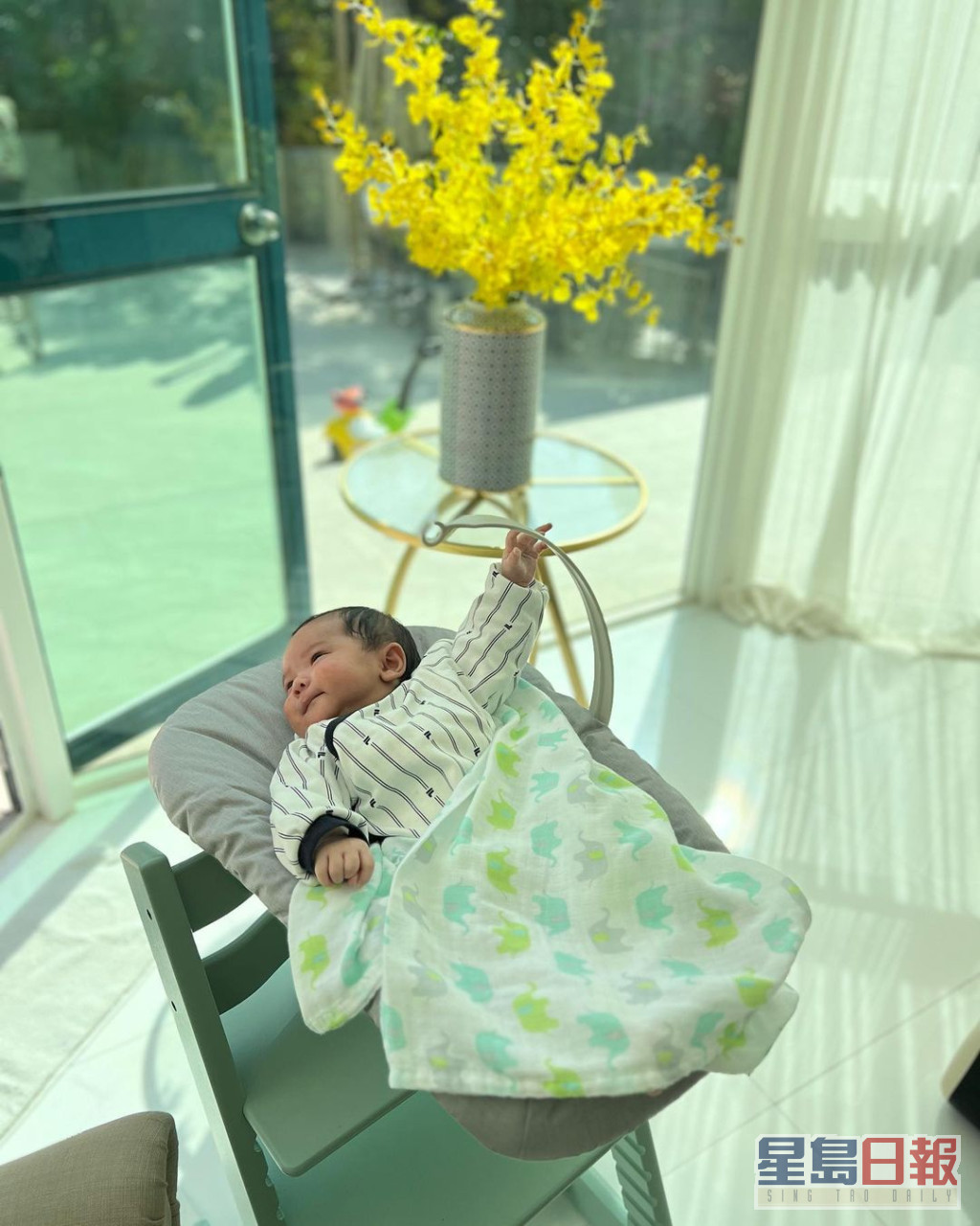 據知張嬰兒床亦要3,000元，而BB身後可出去花園玩。