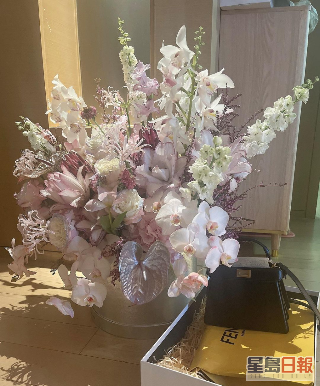 张文慈今日生日，收到张栢芝送上花束及手袋。