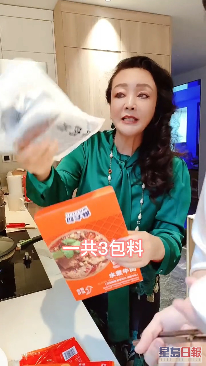 張蘭與汪小菲旗下麻六記推出多款食品，張蘭不時大賣廣告。