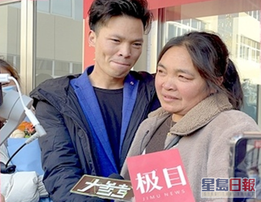 李景偉與生母相見時難忍淚水。互聯網圖片
