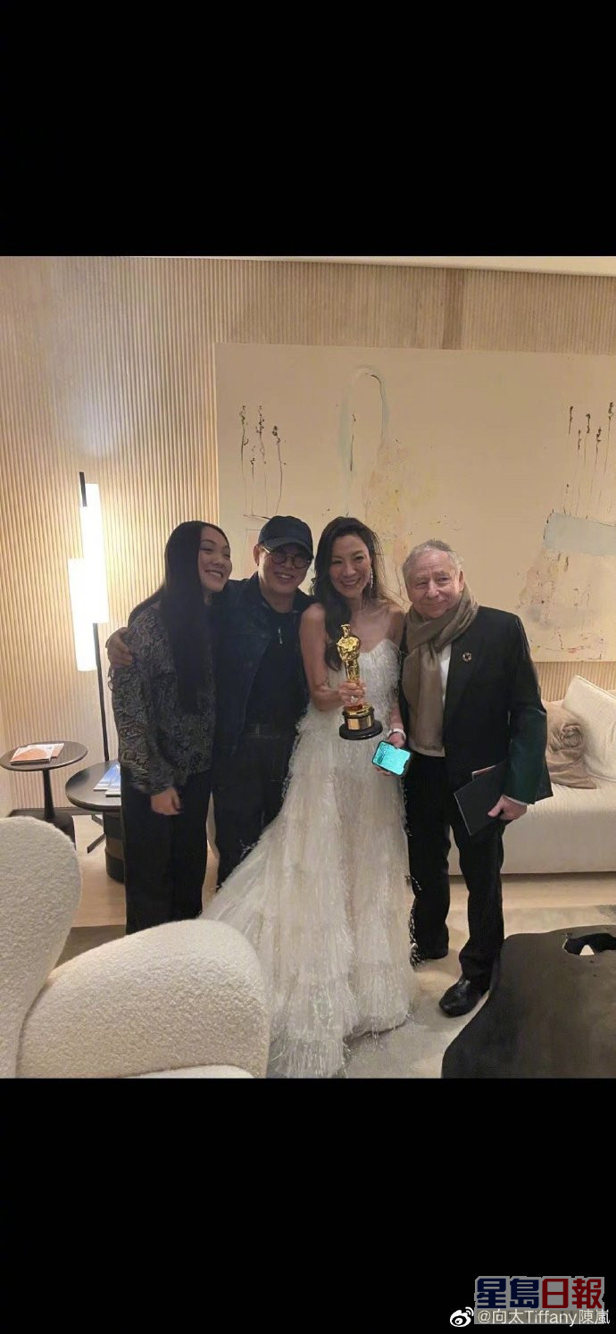 向太陈岚日前就晒出武打巨星李连杰亲身到美国祝贺杨紫琼得奖的照片，可见他们的好交情。