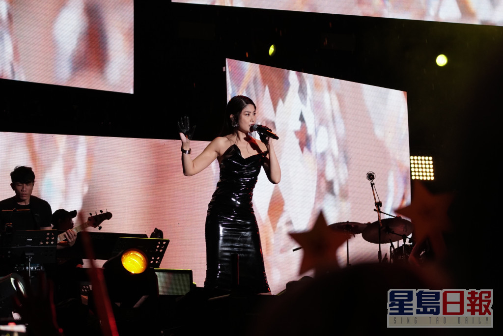 状态fit到爆的陈慧琳昨晚在新加坡音乐节表演，以重新编曲的《花花宇宙》为演出揭开序幕。