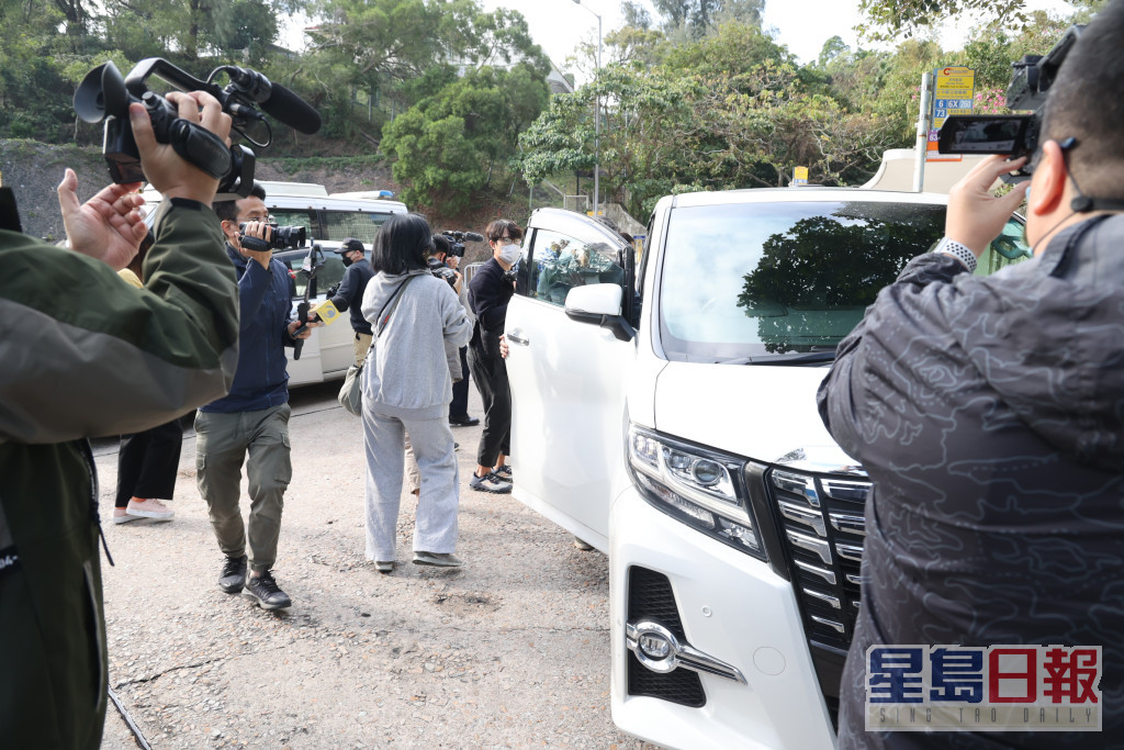 楊明當時未有回應記者提問，即上七人車離開。