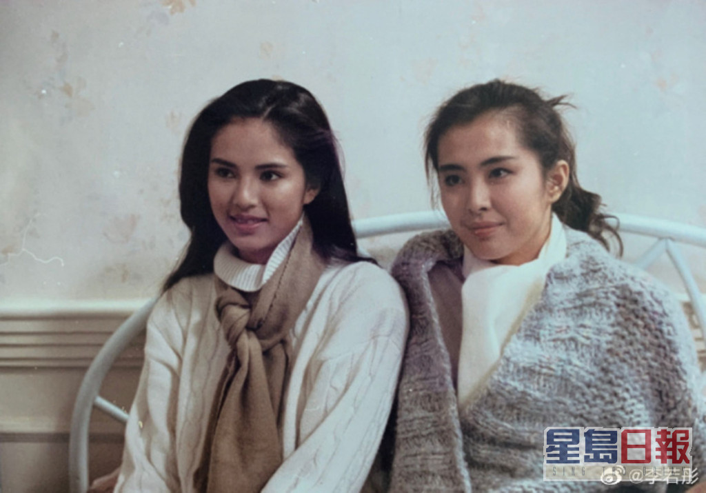 李若彤（左）1990年首次拍戏，在电影《浪漫杀手自由人》客串王祖贤的同学。