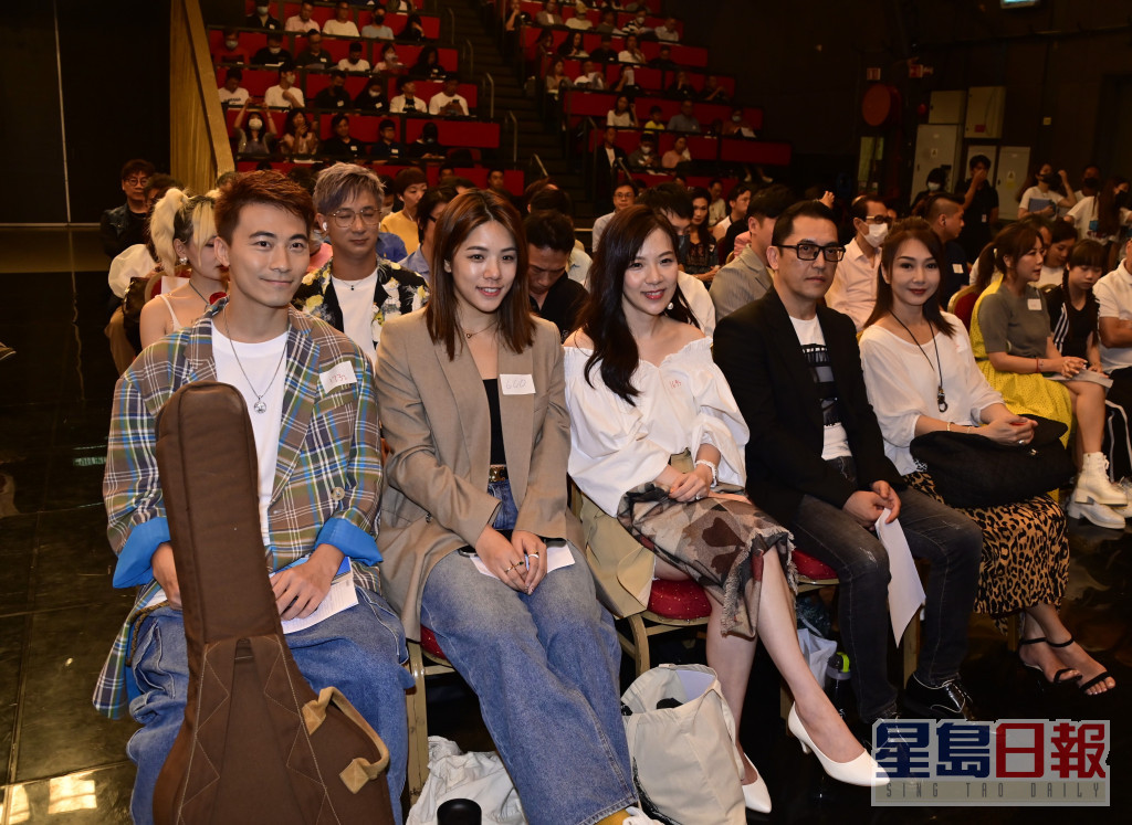 顏仟汶跟歌手除Kimman(左1)、林若盈、前港姐戚黛黛、呂良偉弟弟呂良國參加《中年2》海選。
