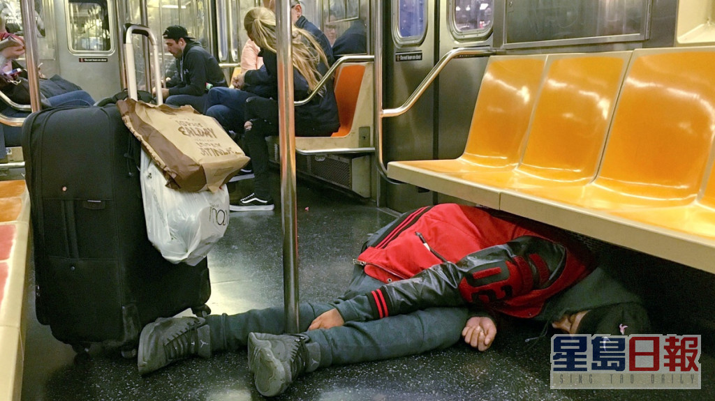 疫情令地铁露宿者问题恶化。 AP 