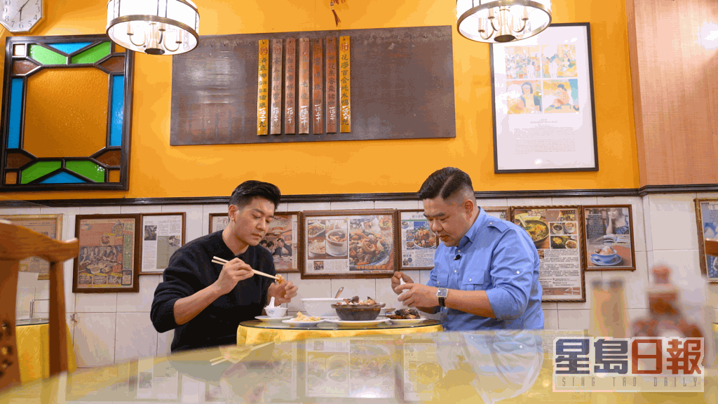 「少年食神」林澄光（右）带诺懿去食堪称「死前必食」的金蚝腊味煲仔饭。