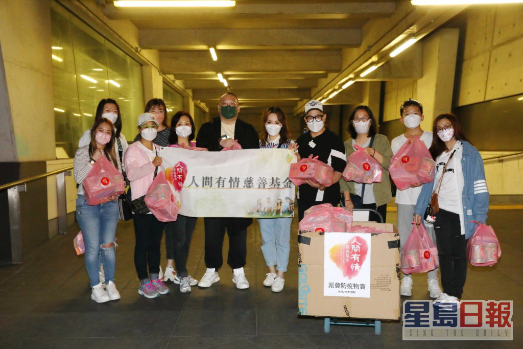 人間有情慈善基金創辦人陳恩德(右 6)與瑪姬(右 5)、譚淑瑩(右 7)，以及一眾義工出發派發防疫物資及食用品。