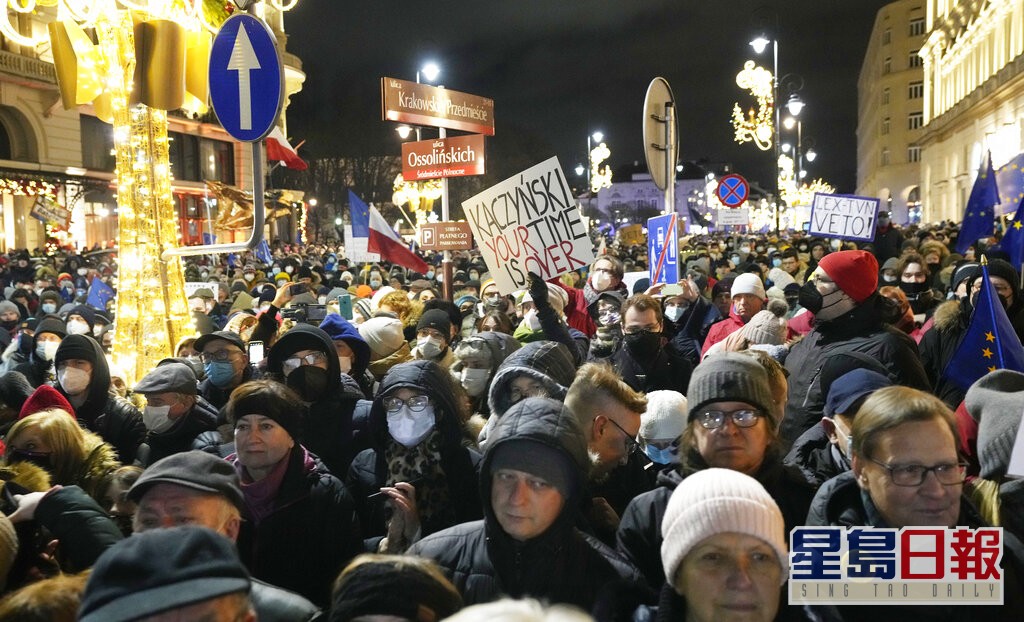 波兰民众上周上街示威，抗议新法。美联社资料图片