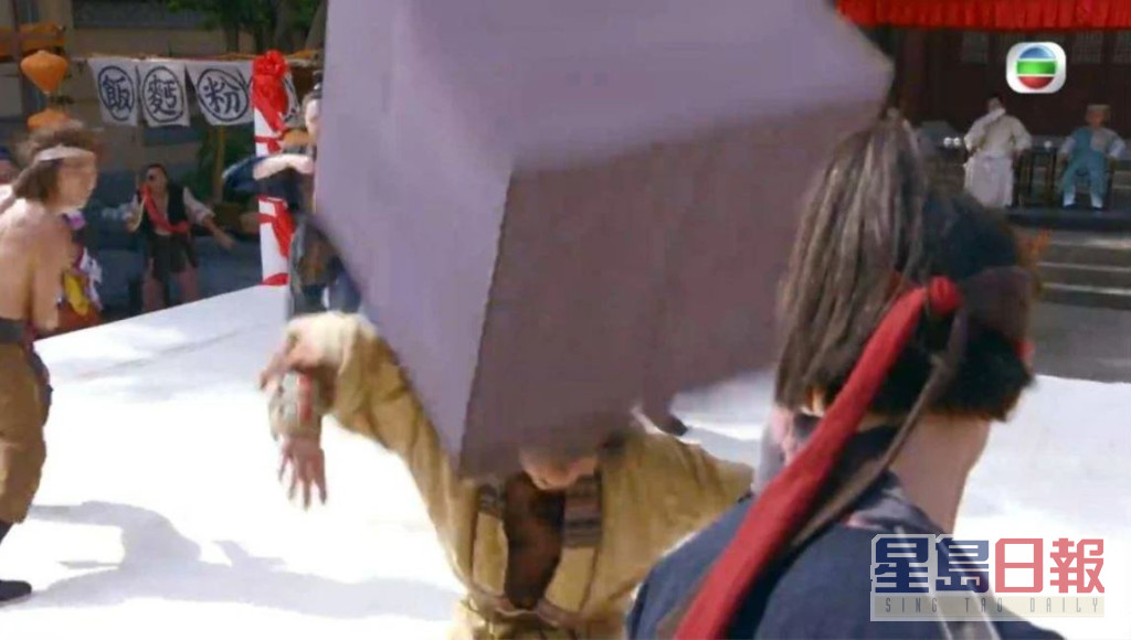 《痞子殿下》其中一幕有重物击中参赛者的场面。