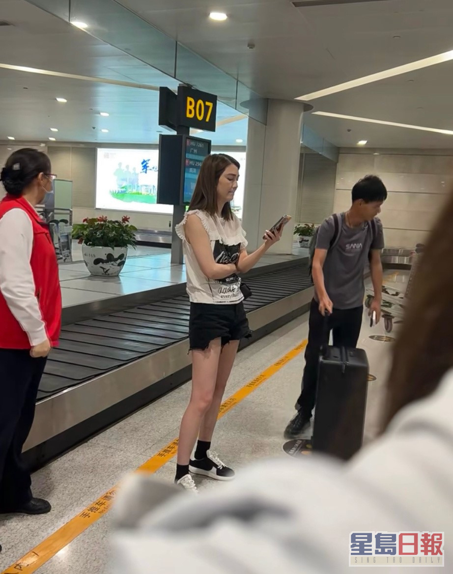 日前有网民在机场巧遇洪欣和张丹峰。