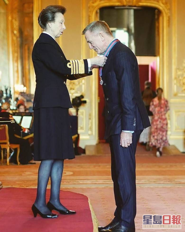 丹尼尔昨获安妮公主颁授CMG勋章。