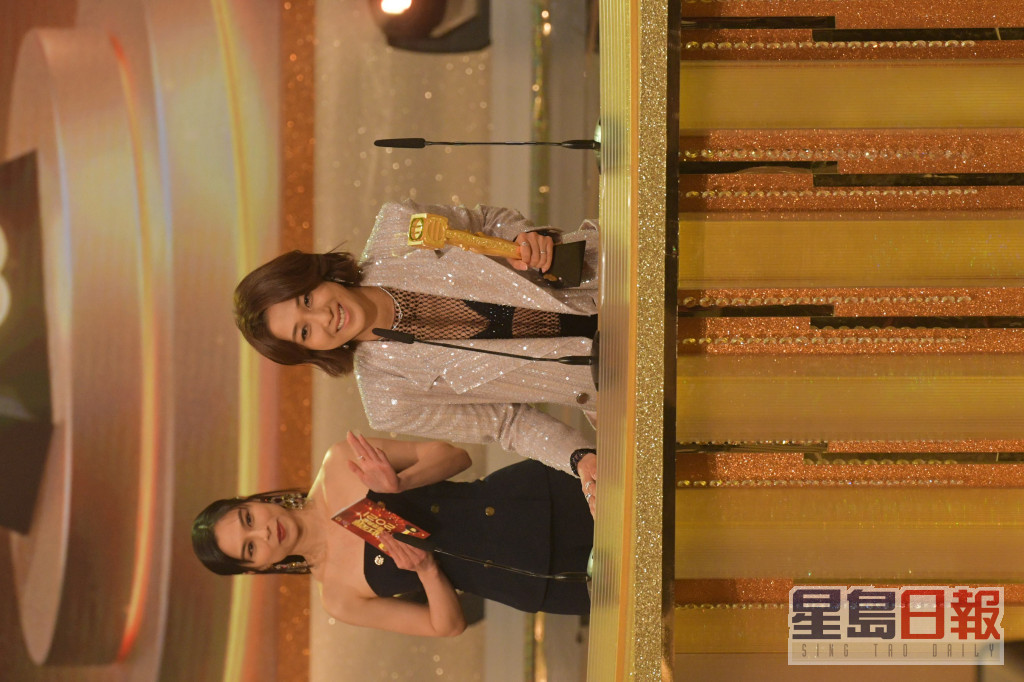 锺嘉欣前年曾回港参加台庆颁奖礼，可惜再次失落视后宝座，只获得「马来西亚最喜爱TVB女主角	」。