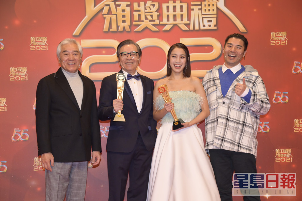 在TVB頒獎禮上，姜大衛（左二）得到「萬千光輝演藝大獎」。