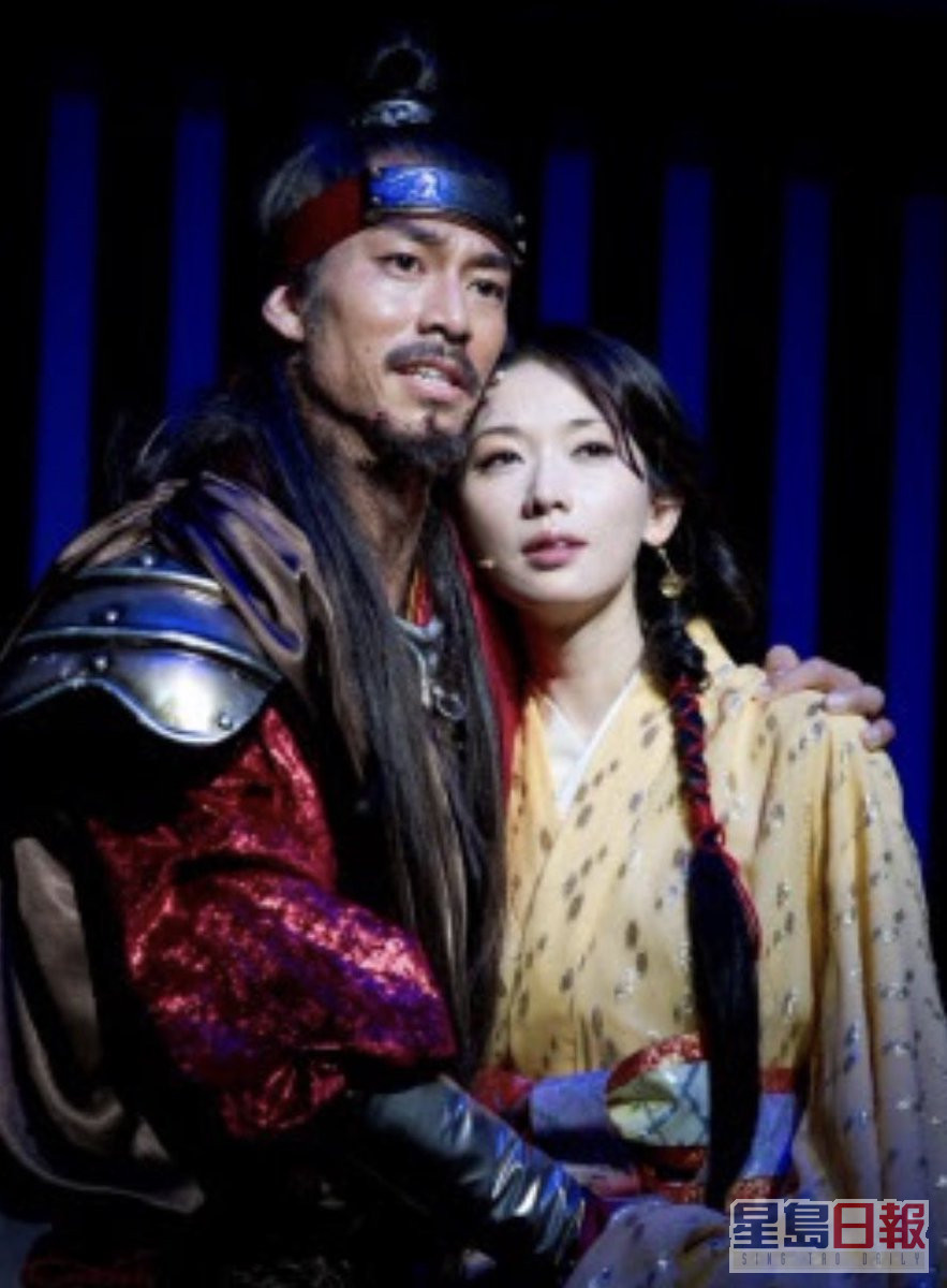 林志玲与AKIRA于2011年合作舞台剧《赤壁~爱》而结缘。