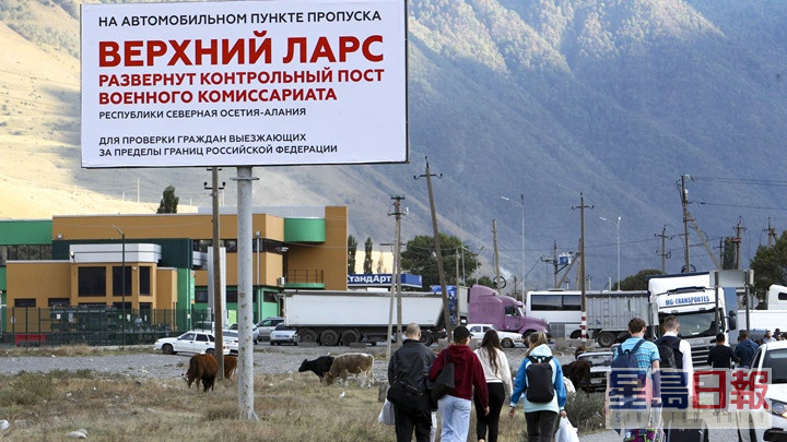 大批俄罗斯民众涌到与格鲁吉亚接壤上拉尔斯口岸打算出境。AP图片