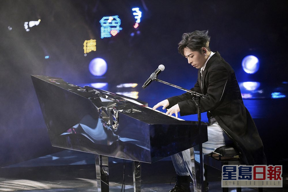 Edan 的钢琴表演获赞，而意外发生时，Edan亦在舞台上难免受惊。