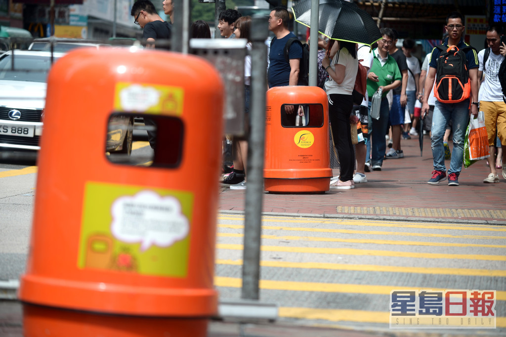 林素蔚指街道上的垃圾桶正减少，并以混合式回收桶代替。资料图片