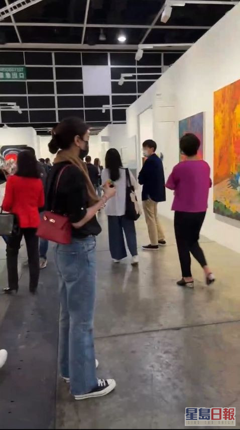 袁咏仪行艺术展，被网民认出主因是身上炒价逾30万元的手袋。