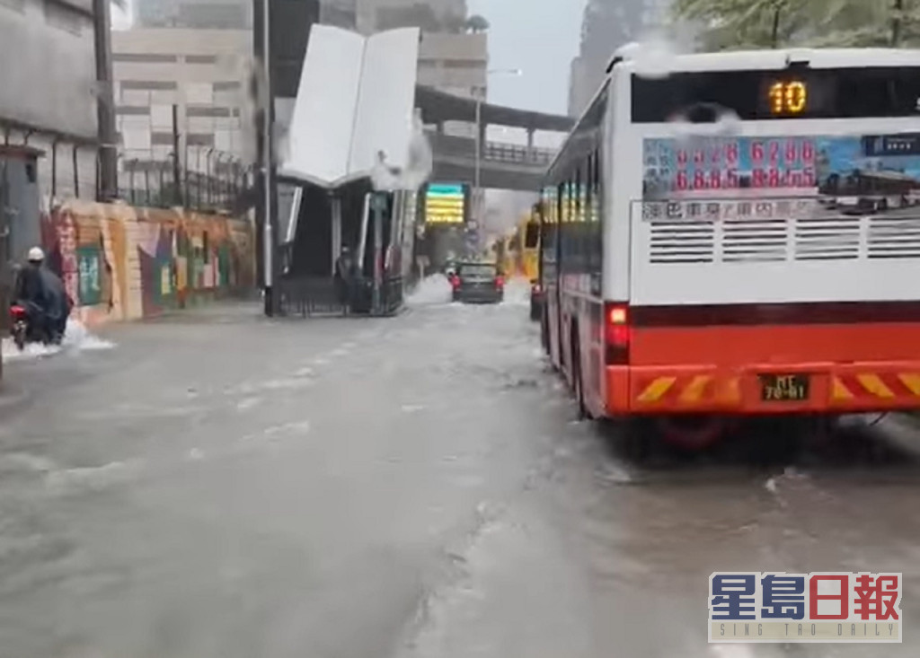 澳門市面馬路出現水浸。澳門交通現場網民截圖