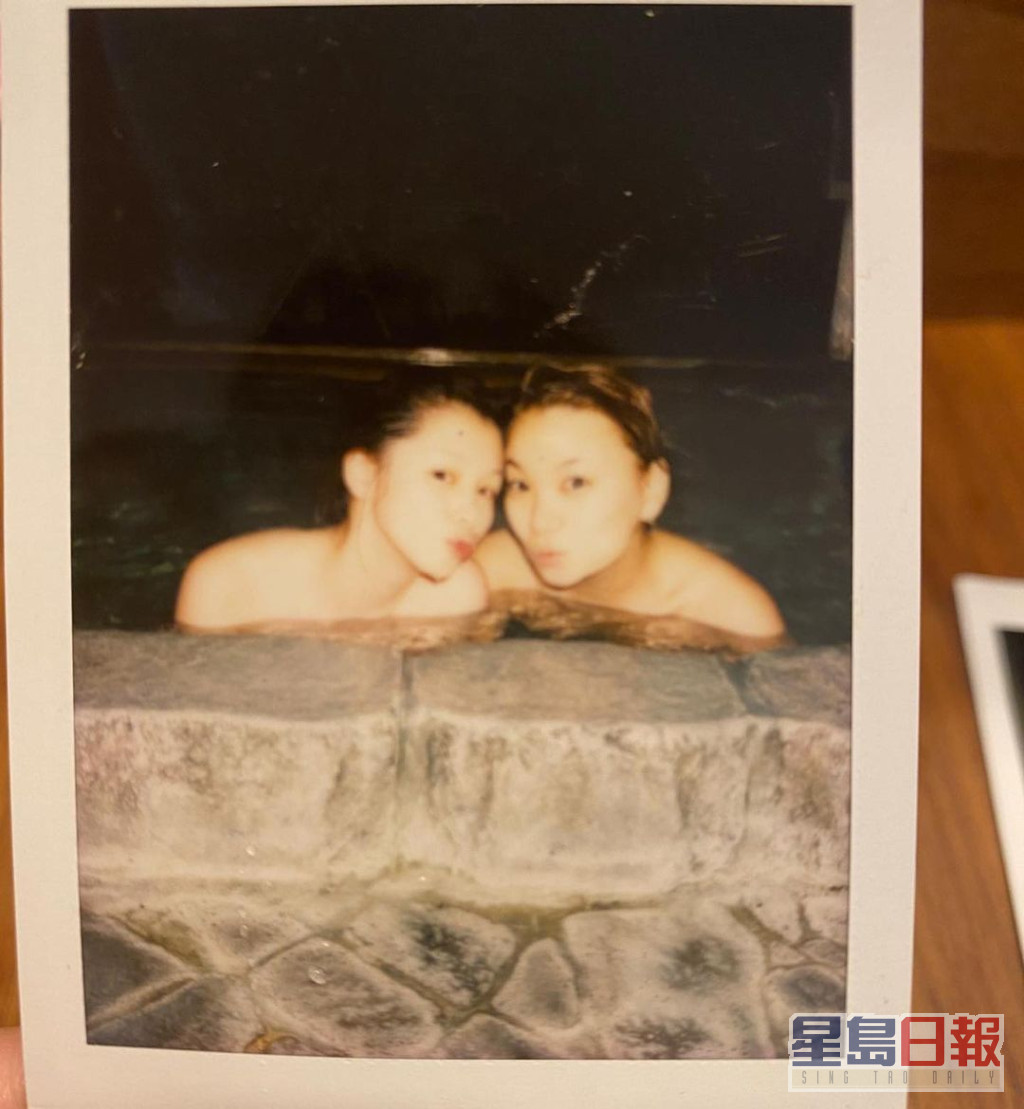 徐若瑄分享20年前与保田圭浸温泉的照片。