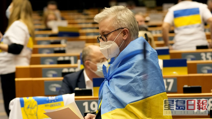 有議員身披烏克蘭國旗以示支持該國。AP圖片
