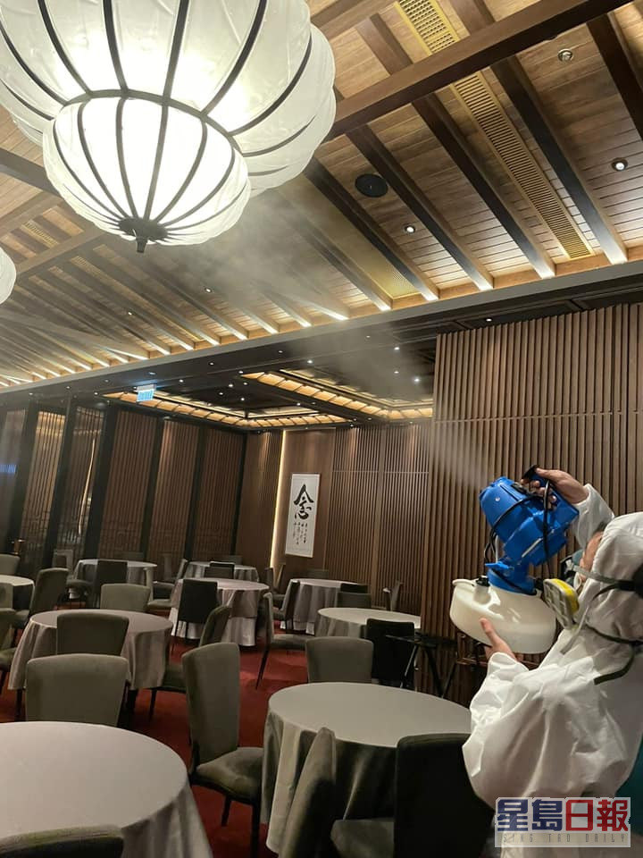 大批人员在望月楼清洁消毒。facebook图片