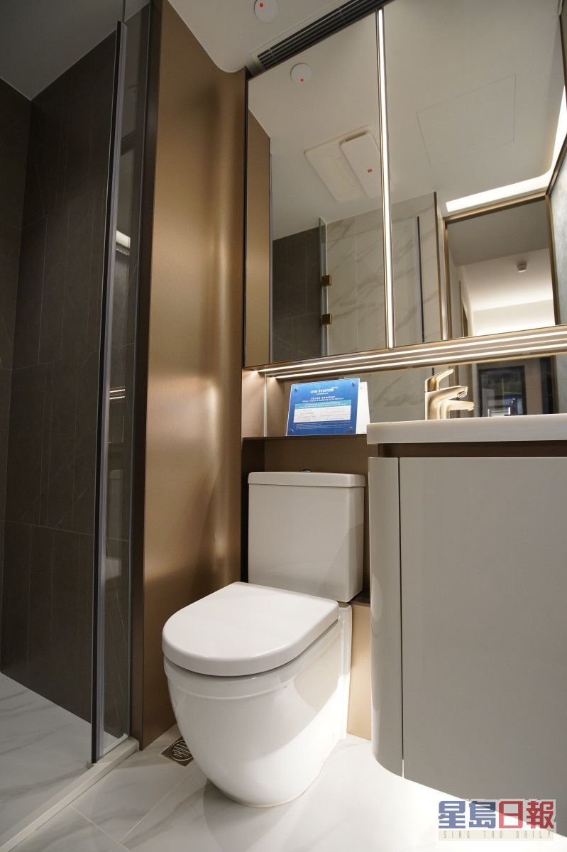 浴室設鏡櫃，方便整理儀容，亦可延伸空間感。