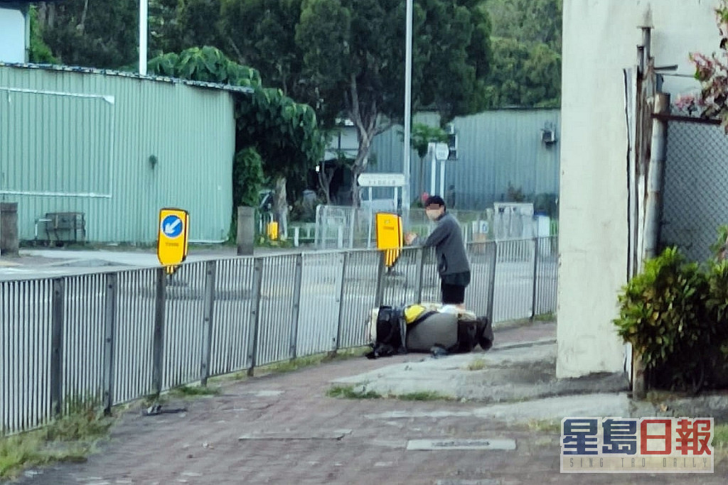 警方接获市民报案，指在田厦路近油站，见到一名女子被一名男子拖行。