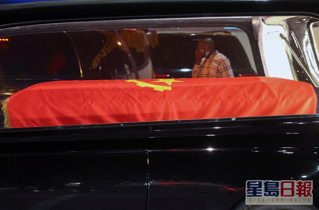多斯桑托斯的灵柩盖上一面安哥拉国旗。REUTERS 