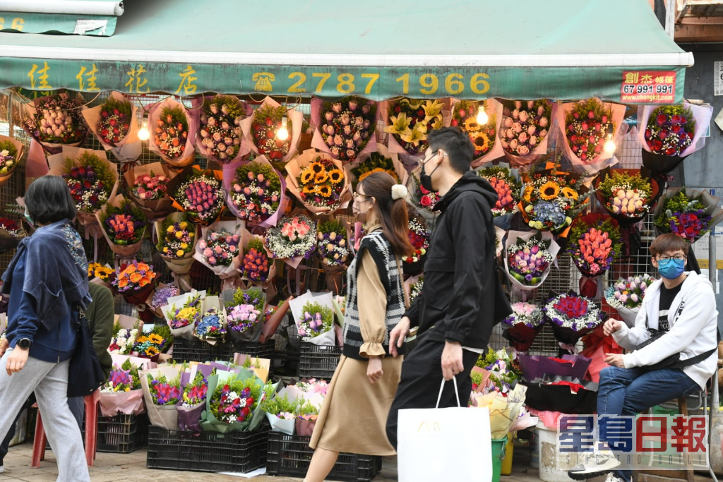 市民到花墟选购鲜花。