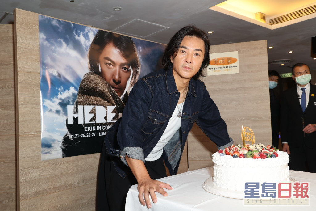 10月4日是伊健55岁生日，唱片公司送上「大满」蛋糕祝贺演唱会爆满。