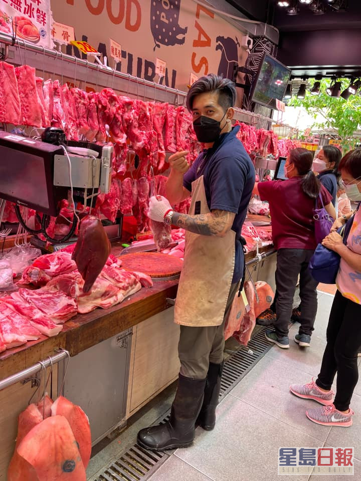 荃湾猪肉档AK每日都set行个头开工。（图片来源：荃湾鲜肉AK应援团）